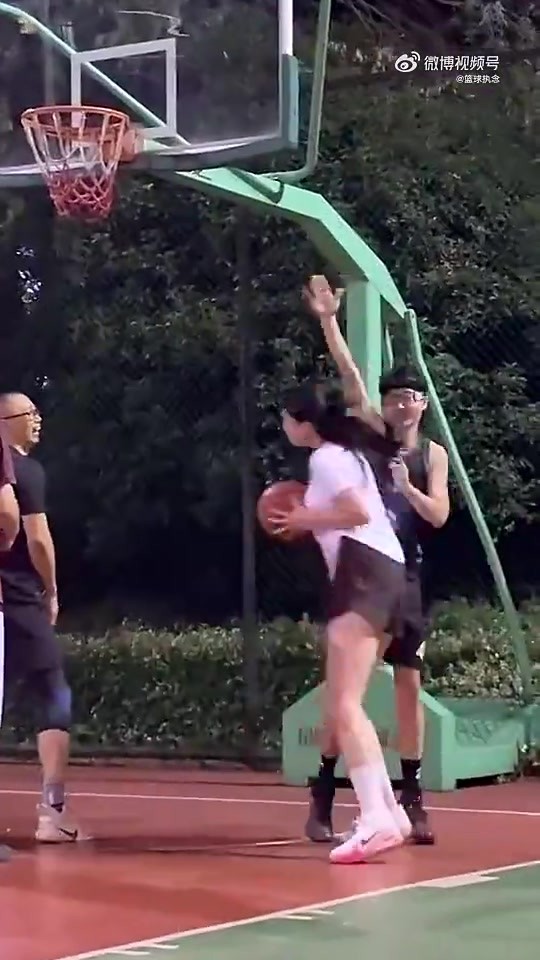 我猜想给野球场肘姐上对抗的吧友,应该有不少吧?🙈
