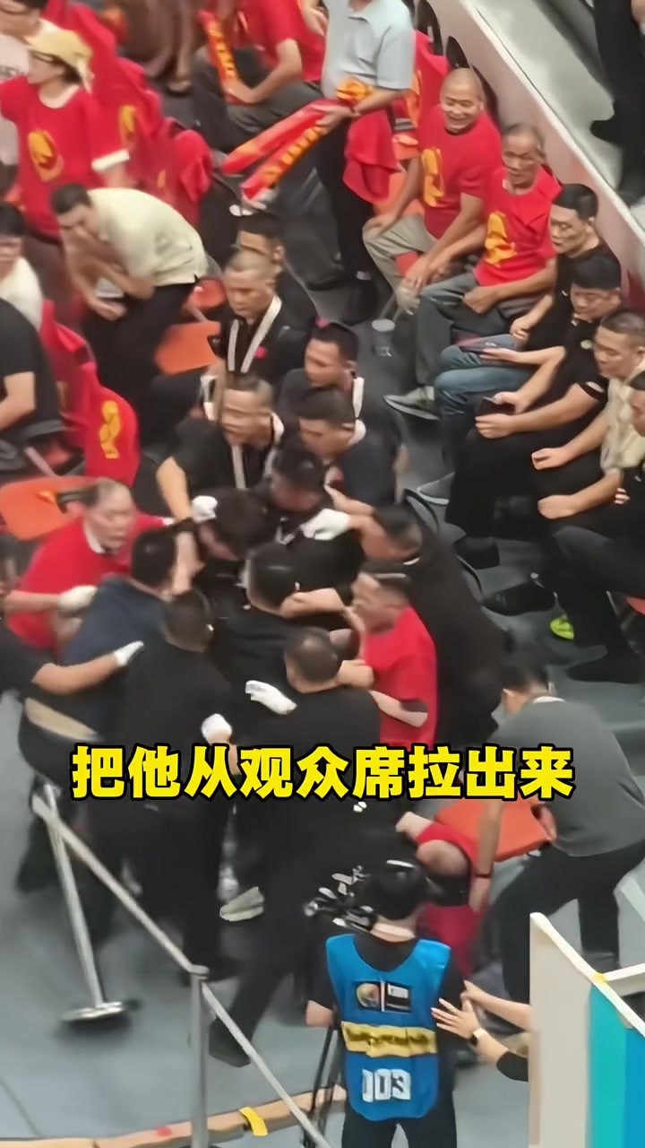 故意的吧😡杨瀚森竟被自家球迷拿球砸!闹事者被保安迅速拉走
