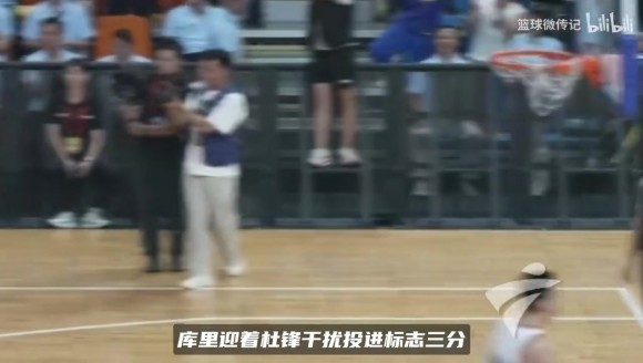 库里迎着杜锋防守命中三分!两人场下有说有笑,梦幻联动太绝了